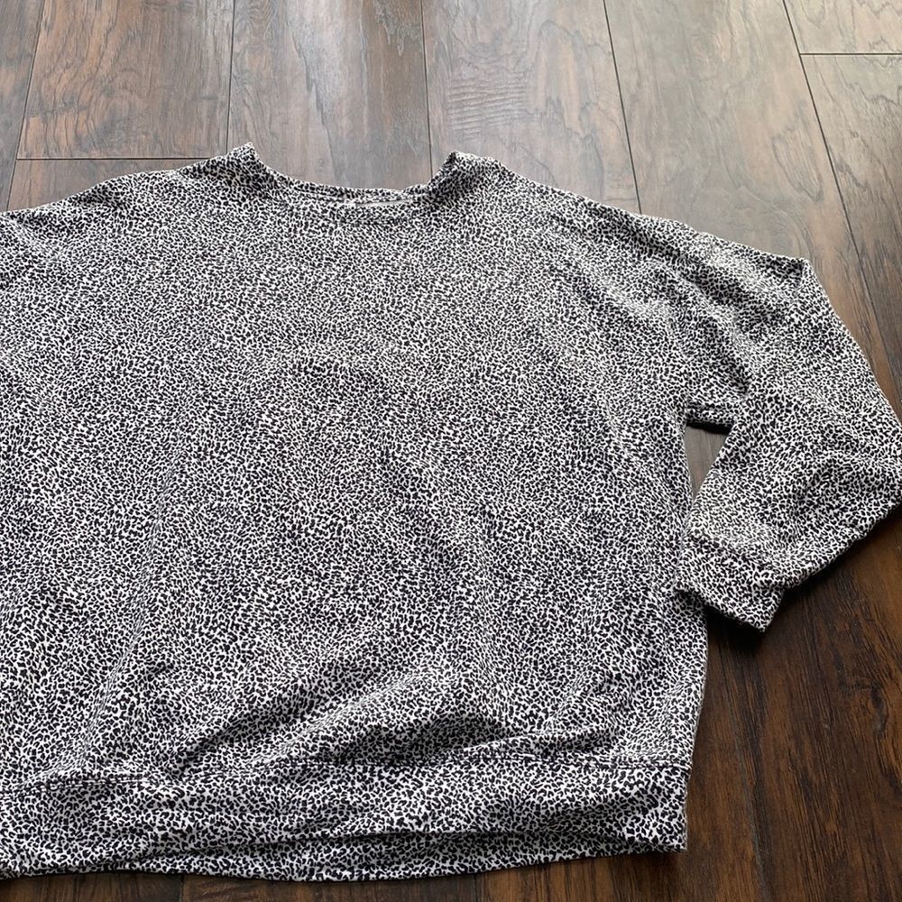 ATHLETA WHITE AND BLACK CHEETAH PRINT SIZE L sweatshirt‎ in EUC soft and cozy